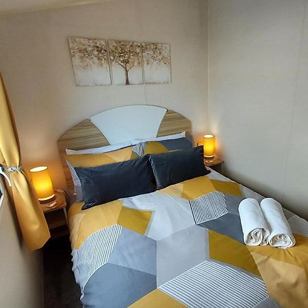Fab 3 Bedroom Caravan Sleeps 8 Close To The Beach Kinmel Bay Esterno foto