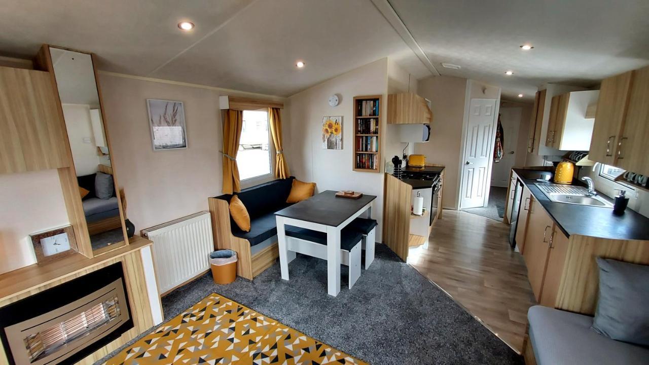Fab 3 Bedroom Caravan Sleeps 8 Close To The Beach Kinmel Bay Esterno foto