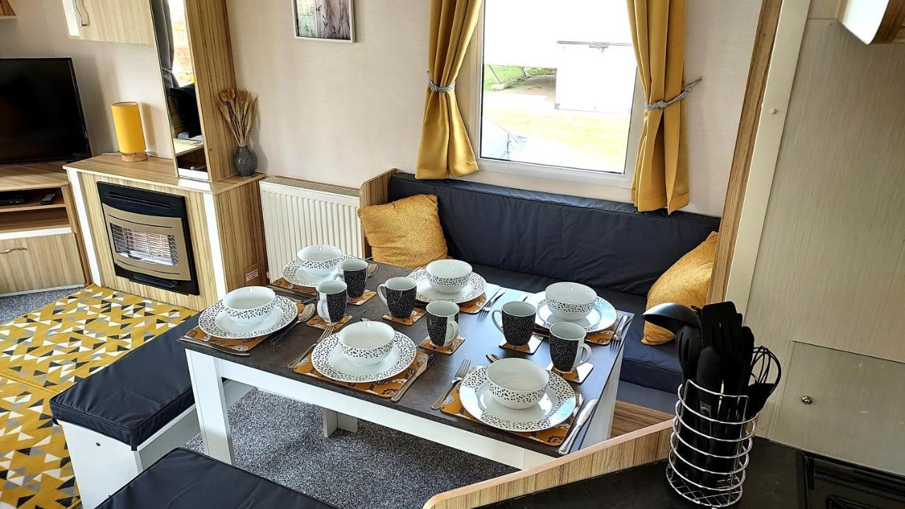 Fab 3 Bedroom Caravan Sleeps 8 Close To The Beach Kinmel Bay Esterno foto