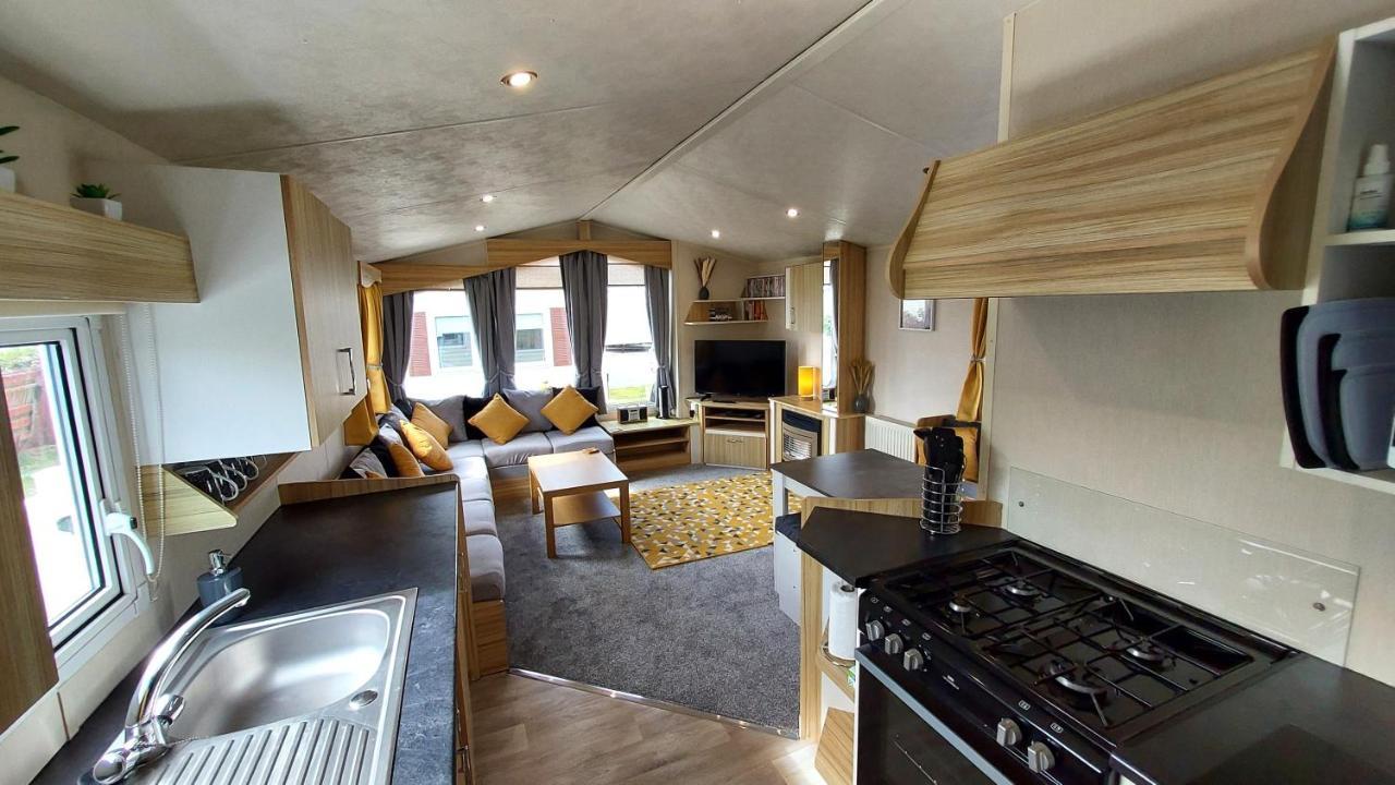 Fab 3 Bedroom Caravan Sleeps 8 Close To The Beach Kinmel Bay Esterno foto