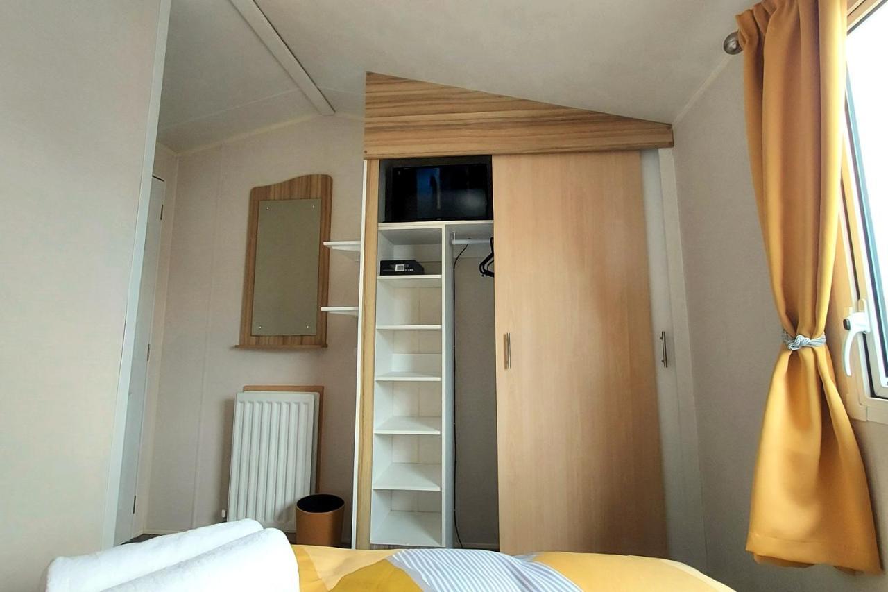 Fab 3 Bedroom Caravan Sleeps 8 Close To The Beach Kinmel Bay Esterno foto