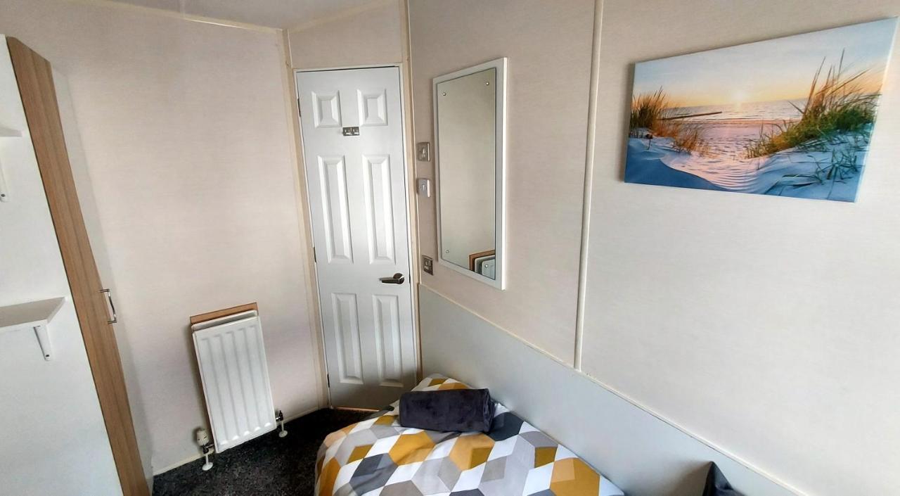 Fab 3 Bedroom Caravan Sleeps 8 Close To The Beach Kinmel Bay Esterno foto