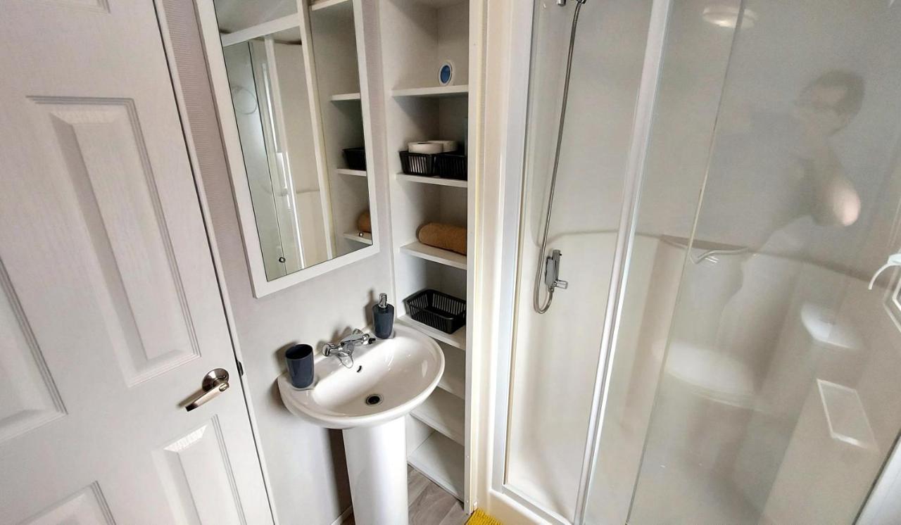 Fab 3 Bedroom Caravan Sleeps 8 Close To The Beach Kinmel Bay Esterno foto