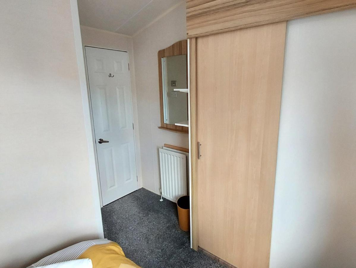 Fab 3 Bedroom Caravan Sleeps 8 Close To The Beach Kinmel Bay Esterno foto