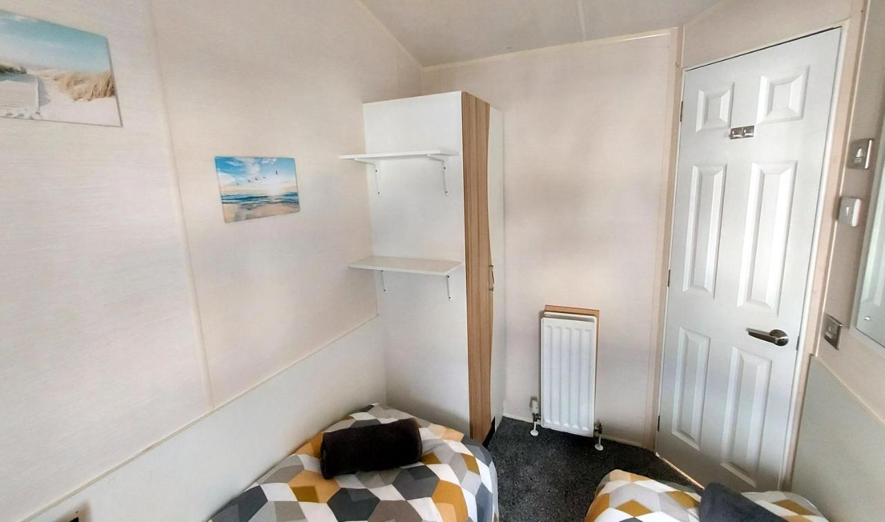 Fab 3 Bedroom Caravan Sleeps 8 Close To The Beach Kinmel Bay Esterno foto