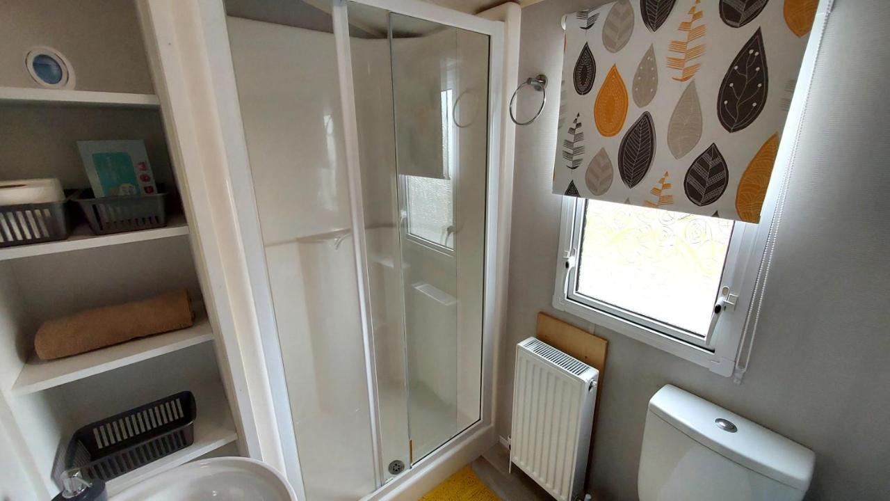 Fab 3 Bedroom Caravan Sleeps 8 Close To The Beach Kinmel Bay Esterno foto