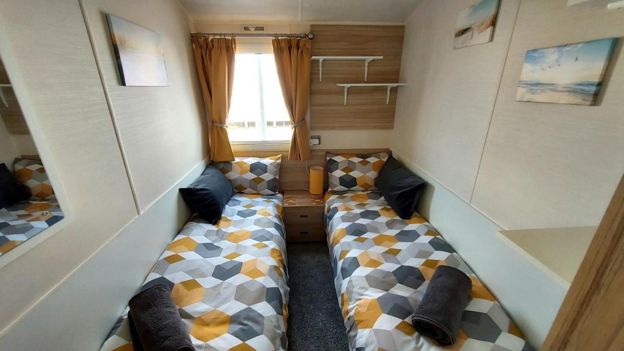 Fab 3 Bedroom Caravan Sleeps 8 Close To The Beach Kinmel Bay Esterno foto