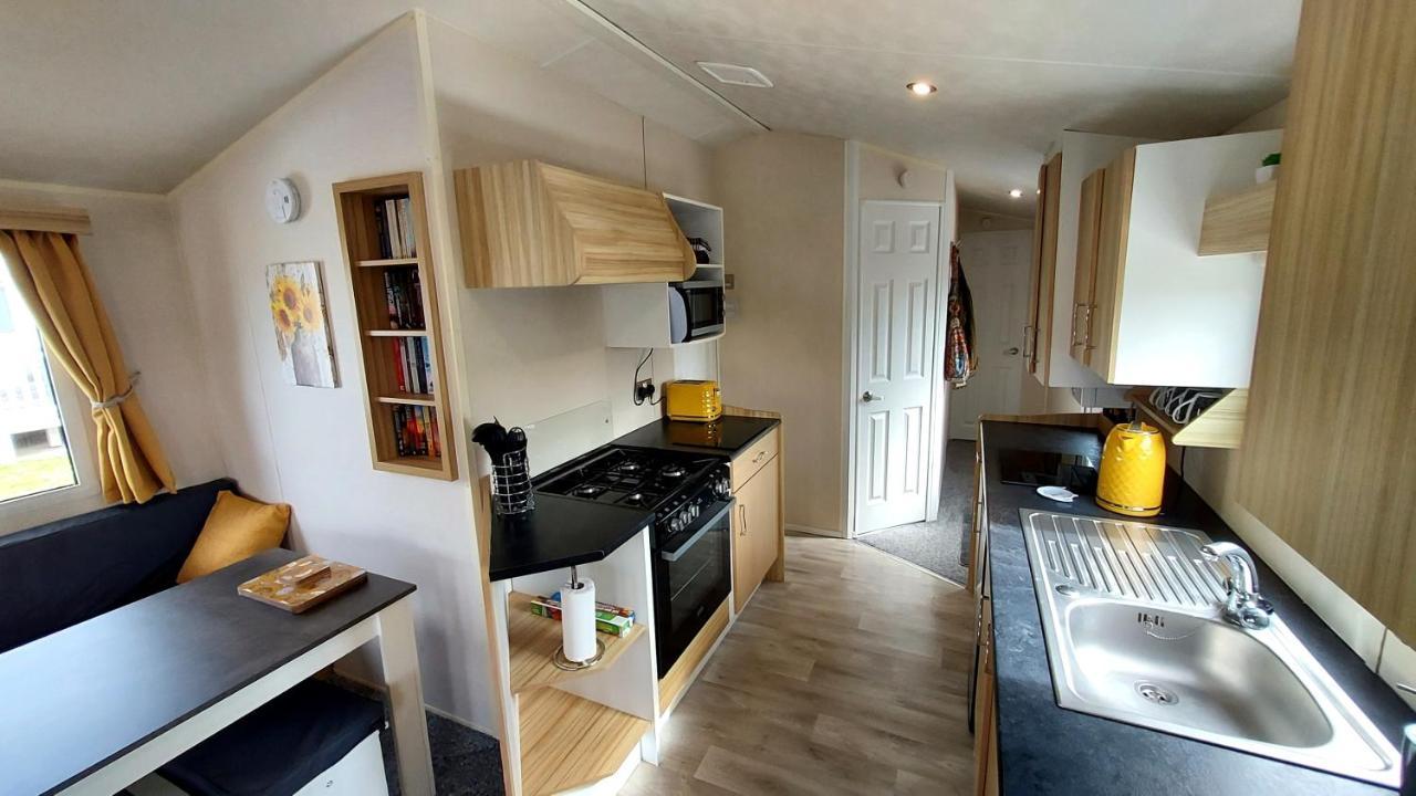Fab 3 Bedroom Caravan Sleeps 8 Close To The Beach Kinmel Bay Esterno foto