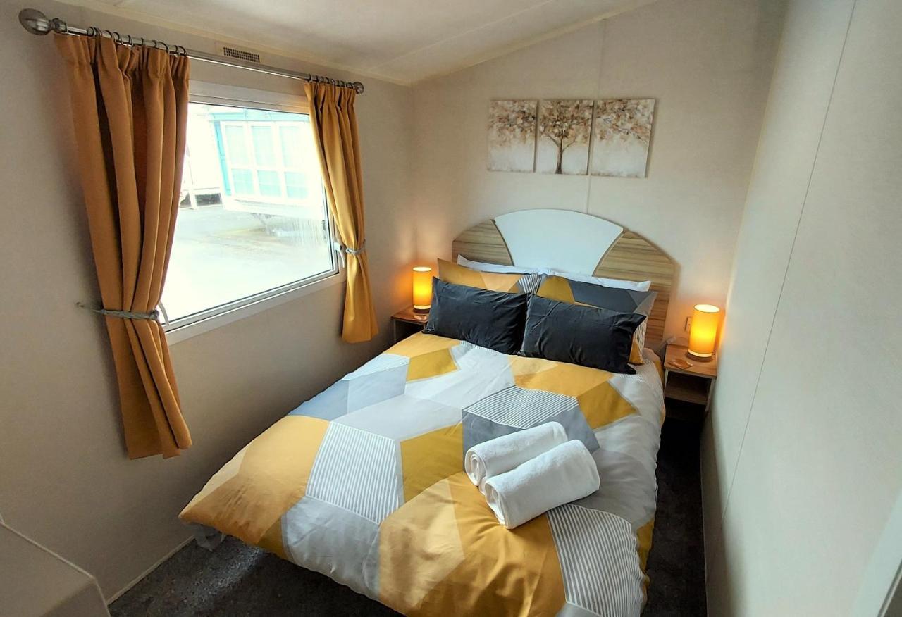 Fab 3 Bedroom Caravan Sleeps 8 Close To The Beach Kinmel Bay Esterno foto